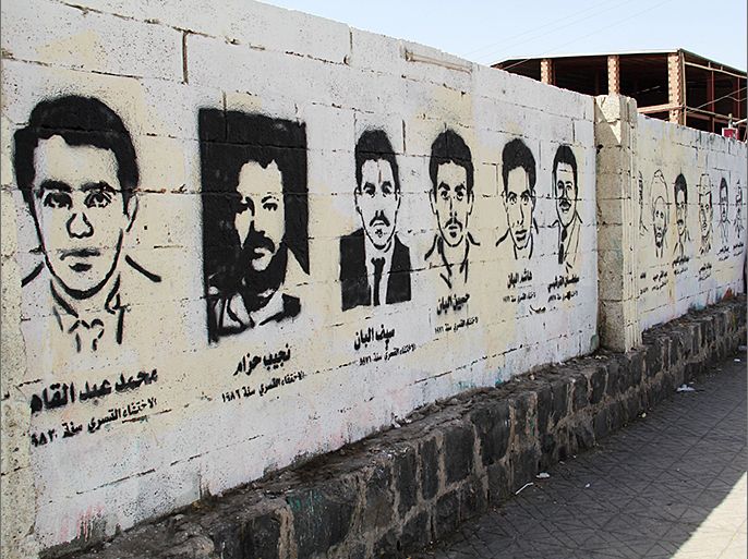 صور لضحايا الإختفاء على إحدى الجدران - مقال - اختفي ابن عم صديق لي في اليمن منذ 31 عاما.