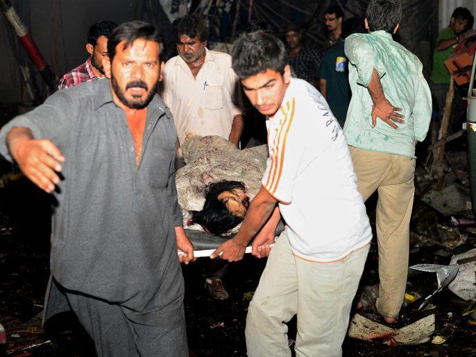 ‪‬ نقل ضحية في تفجير كراتشي (الفرنسية)