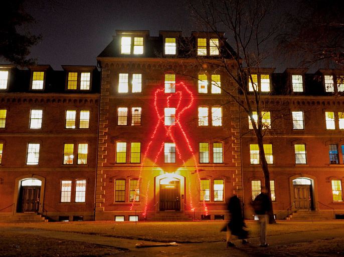 epa01565912 A dormitory is decorated with lights in the shape of the World Aids Day symbol on the campus of Harvard University in Cambridge, Massachusetts, USA 01 December 2008. World AIDS Day