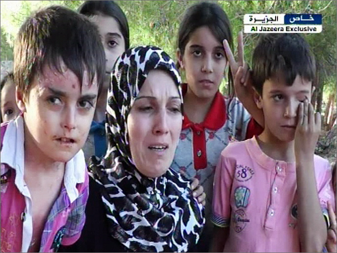 أم وأطفالها نزحوا من إدلبجراء قصف النظام للمدينة (أرشيف)