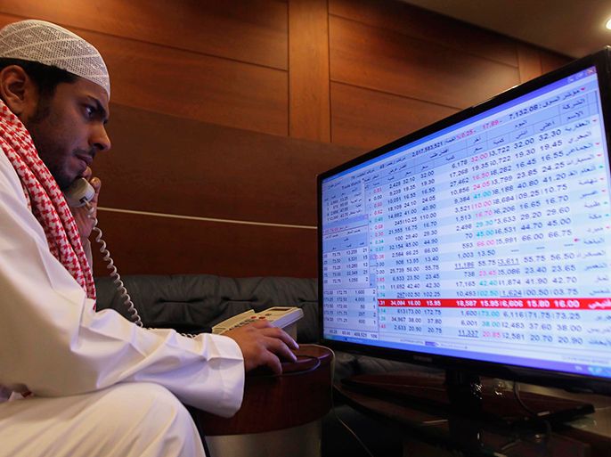 A Saudi trader monitors stocks at the Saudi stock market in Riyadh April 28, 2013. REUTERS/Faisal Al Nasser (SAUDI ARABIA - Tags: BUSINESS)