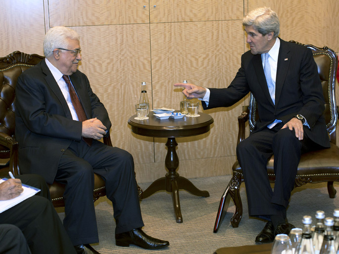 لقاء بين جون كيري (يمين) ومحمود عباس في أبريل/نيسان 2013 بإسطنبول التركية (الفرنسية)