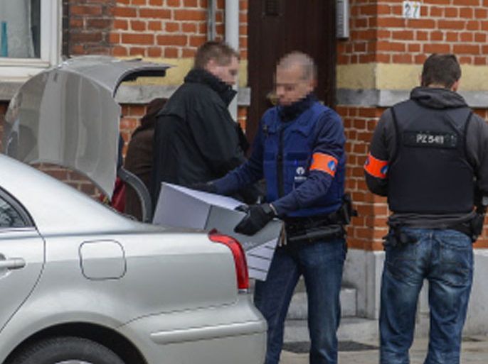 BEL02 - Vilvoorde, Vlaams Brabant (VLG), BELGIUM : Police officers load the trunk of a car with evidence seized during a search on April 16, 2013 at a house in the Vilvoorde station area. Belgian police staged dozens of early morning raids on April 16 on radical Islamists suspected of recruiting volunteers to fight the regime of Syrian President Bashar al-Assad. Police carried out "46 raids essentially in Antwerp and in Vilvorde," just outside Brussels, according to a spokesman for the prosecutor's office. Among those arrested in the northern port city of Antwerp on April 16 was Belgian Islamist Fouad Belkacem, the spokesman for a group known as Sharia4Belgium that favored installing sharia law in Belgium but which voluntarily announced an end to its existence in October 2012. AFP PHOTO / BELGA / LAURIE DIEFFEMBACQ - BELGIUM OUT -