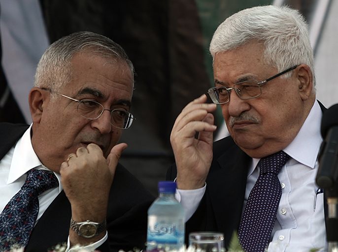 epa02277691 Palestinian President Mahmoud Abbas (R) and his Prime Minister Salam Fayyad (L), during the opening ceremony of a Medical complex in the West Bank town of Ramallah on 08 August 2010. EPA/ATEF SAFADI