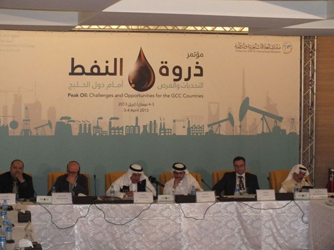 جانب من الجلسة الأولى لليوم الثاني من مؤتمر ذروة النفط في الدوحة الخميس 4 أبريل 2013