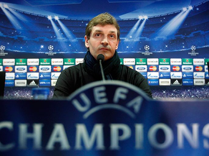 Barcelona's coach Tito Vilanova attends a news conference at Joan Gamper training camp, near Barcelona April 30, 2013. Bayern Munich will face Barcelona in their Champions League semi-final second leg soccer match on Wednesday. REUTERS/Albert Gea (SPAIN - Tags: SPORT SOCCER)