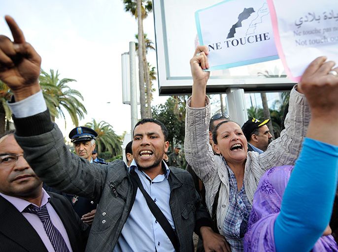 Moroccans hold signs during a protest against U.S.-backed plans to broaden the mandate of UN peacekeepers in the disputed Western Sahara, in Casablanca April 22, 2013. REUTERS/Youssef Boudlal (MOROCCO - Tags: CIVIL UNREST POLITICS)