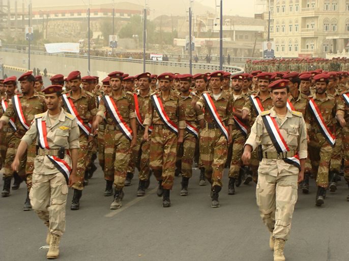 قوات الفرقة الأولى مدرع المؤيدة للثورة خلال عرض عسكري بشارع الستين بصنعاء