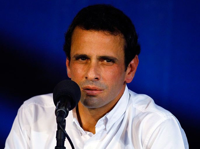 Venezuela's opposition leader Henrique Capriles pauses as he speaks to the media during a news conference in Caracas April 24, 2013. Venezuela's government-controlled parliament set up an inquiry on Wednesday into violence over a disputed election that authorities blame on opposition leader Capriles. REUTERS/Carlos Garcia Rawlins (VENEZUELA - Tags: POLITICS CIVIL UNREST ELECTIONS)