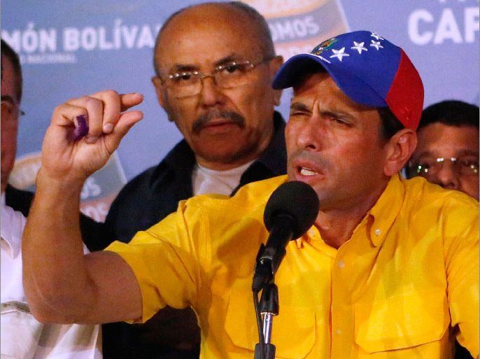 Venezuela's opposition leader Henrique Capriles gestures during a news conference in Caracas April 15, 2013. Capriles refused on Monday to accept ruling party candidate Nicolas Maduro's narrow election victory and demanded a recount. REUTERS/Marco Bello (VENEZUELA - Tags: POLITICS ELECTIONS TPX IMAGES OF THE DAY)