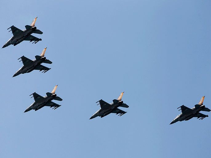 Israeli Air Force F-16 war planes fly in formation over the Mediterranean Sea as part of celebrations for Israel's Independence Day, marking the 65th anniversary of the creation of the state, April 16, 2013. REUTERS/Amir Cohen (ISRAEL - Tags: TRANSPORT MILITARY ANNIVERSARY)