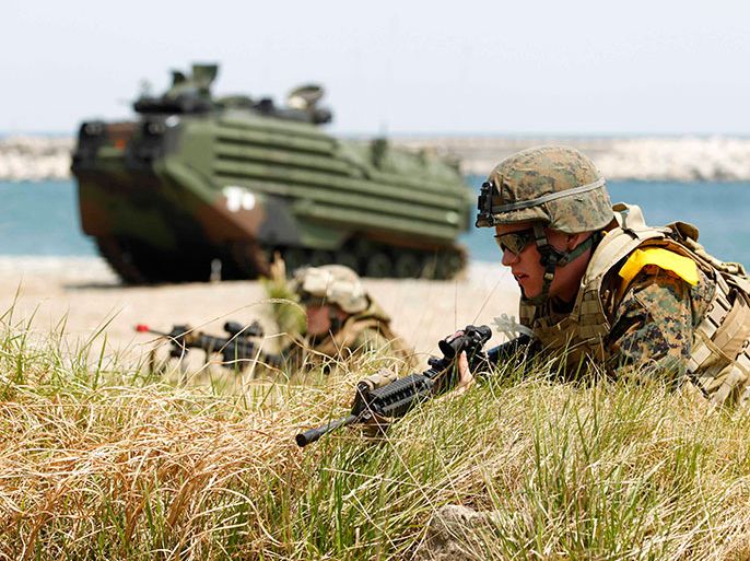 Marines of the U.S. Marine Corps, based in Japan's Okinawa, take part in a practice for a U.S.-South Korea joint landing operation drill in Pohang, about 370 km (230 miles) southeast of Seoul, April 25, 2013. The landing operation drill, which will be held on Friday is a part of the two countries' annual military training called Foal Eagle which began on March 1 and runs untill April 30. Tension has been fuelled by North Korean anger over the imposition of U.N. sanctions after its last nuclear arms test in February, creating one of the worst periods of stress on the peninsula since the end of the Korean War in 1953. REUTERS/Lee Jae-Won (SOUTH KOREA - Tags: MILITARY POLITICS)