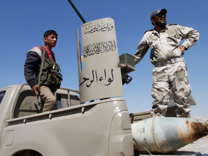 ‪الجيش الحر ينقل سلاحا مضادا للطيران في الرقة‬ (رويترز)