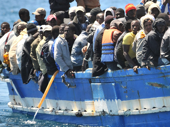 ‪قارب مليء باللاجئين يصل شواطئ إيطاليا عام 2011‬ (الأوروبية)