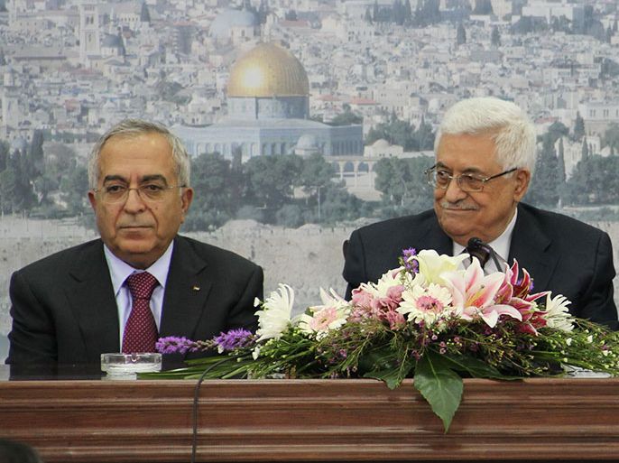 الرئيس الفلسطيني محمود عباس وبجواره رئيس الوزراء المستقيل سلام فياض