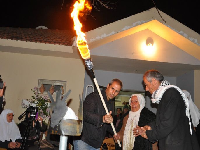 والد الأسير كريم يونس تستعد لإيقاد شعلة الحرية