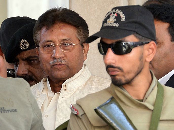 Former Pakistani president Pervez Musharraf (L) is escorted by paramilitary soldiers as he leaves the Pindi High Court after a hearing in Rawalpindi on April 17, 2013. A Pakistani court on April 17 extended the bail of former military ruler Pervez Musharraf in the case of 2007 assassination of Benazir Bhutto. Musharraf was granted bail last month in three cases involving charges of murdering former Prime Minister Benazir Bhutto, a rebel Baluch leader and putting Judges under house arrest. AFP PHOTO / AAMIR QURESHI