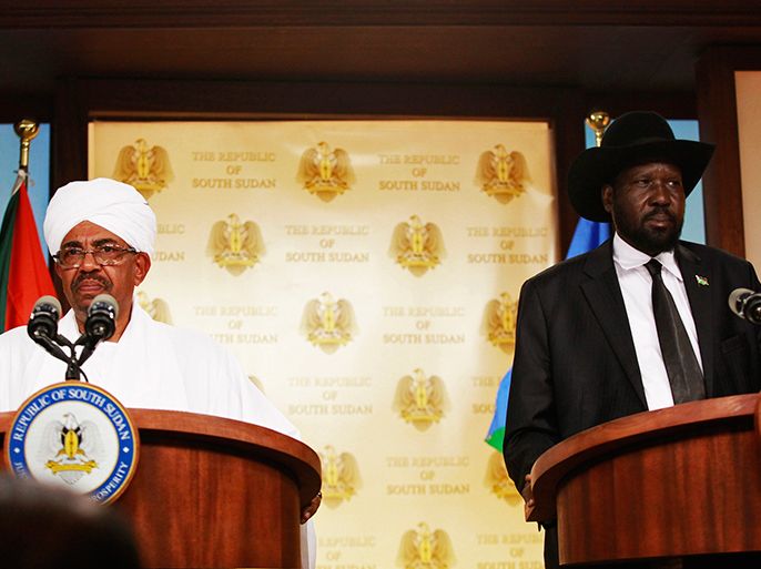 Sudan's President Omar Hassan al-Bashir (L) and his South Sudan counterpart Salva Kiir address a joint news conference in Juba South Sudan April 12, 2013. President al-Bashir said on Friday he wanted peace and normal relations with South Sudan in his first visit there since it split off from his country in 2011 after decades of civil war. REUTERS/Andreea Campeanu (SOUTH SUDAN - Tags: POLITICS)