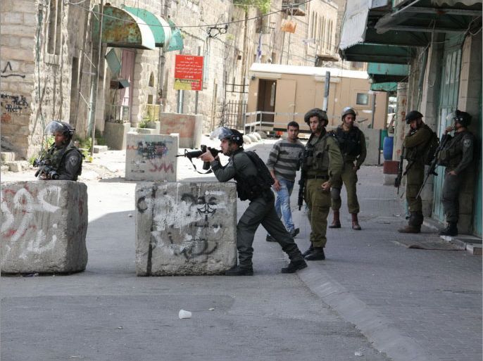 جنود الاحتلال خلال مواجهات في منطقة باب الزاوية في الخليل