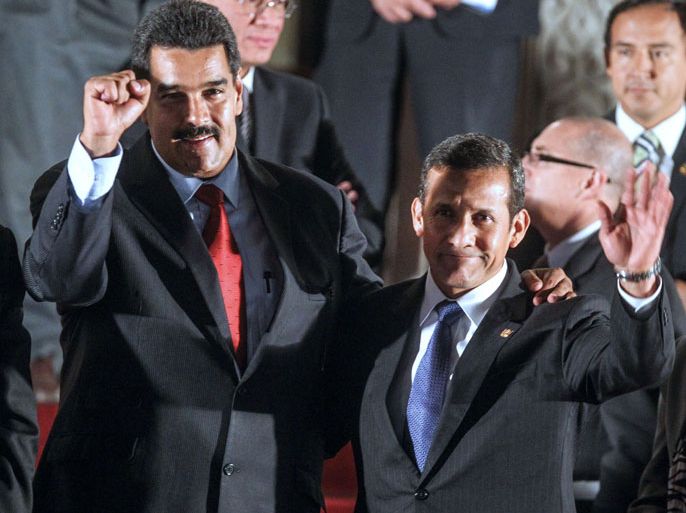 PER037 - Lima, -, PERU : Venezuelan acting president Nicolas Maduro (L) and Peruvian President Ollanta Humala wave after the UNASUR presidents meeting in Lima, Peru, to discuss about Venezuelan election on April 19, 2013. Maduro flew to the summit in Peru Thursday, where he received international support for his new government hours before he was to be sworn in to succeed the late Hugo Chavez who died of cancer March 5. AFP PHOTO / SEBASTIAN CASTANEDA