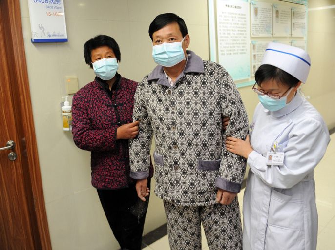 An H7N9 bird flu patient surnamed Li (C) is escorted after his recovery and approval for discharge from the hospital in Bozhou, central China's Anhui province on April 19, 2013. Experts from the UN's health agency are examining whether the H7N9 bird flu virus is spreading among humans, after a cluster of cases among relatives, but downplayed fears of a pandemic on April 19