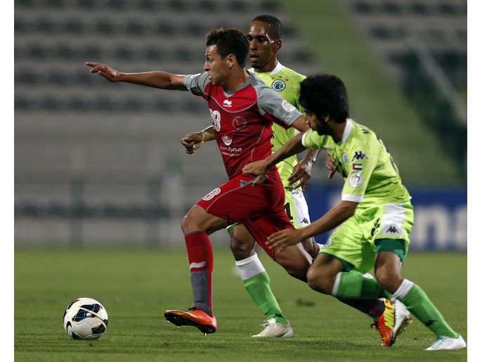 يوسف المساكني (وسط) سجل هدف لخويا القطري بمرمى الشباب الإماراتي (الفرنسية)