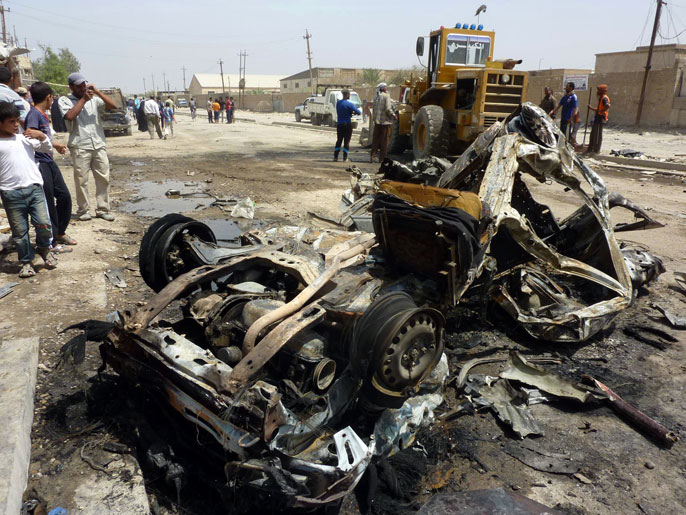 بقايا سيارة مفخخة انفجرت في بغداد الأسبوع الماضي (الفرنسية)