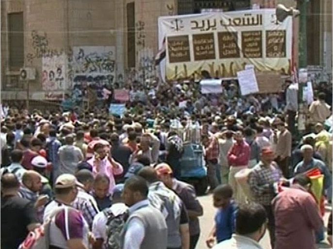 احتشد مئات المصريين في محيط دائرة القضاء العالي في وسط القاهرة للمشاركة في جمعة استكمال أهداف الثورة