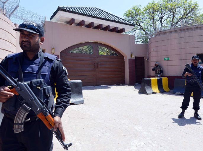 Pakistani police commandos stand guard outside the residence of former Pakistani President Pervez Musharraf after a court ordered for his arrest in Islamabad on April 18, 2013. A Pakistani court on April 18 ordered the arrest of former military ruler Pervez Musharraf for his controversial decision to dismiss judges when he imposed emergency rule in 2007, officials said