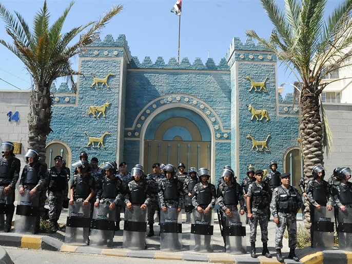 قوات الأمن بحالة تأهب أمام السفارة العراقية بالأردن (الجزيرة نت)