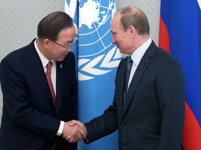 MOS02 - Sochi, -, RUSSIAN FEDERATION : Secretary General of the United Nations Ban Ki-moon (L) and Russian President Vladimir Putin (R) shake hands as they meet at Bocharov Ruchei state residence in Blach Sea resourt of Sochi, on May 17, 2013. Ban Ki-moon and Russia agreed today that a peace conference on Syria should be held "as soon as possible" even as Moscow defied growing global pressure over its arms supplies to the Damascus regime. AFP PHOTO / POOL / MAXIM SHIPENKOV
