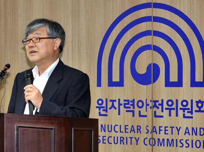 JYJ704 - SEOUL, -, REPUBLIC OF KOREA : Lee Un-Chul, chairman of the Nuclear Safety and Security Commission, speaks during a press conference in Seoul on May 28, 2013. South Korea on May 28 shut down two nuclear reactors and delayed the scheduled start of operations at two others as part of a widening investigation into a scandal involving fake safety certificates. AFP PHOTO / JUNG YEON-JE