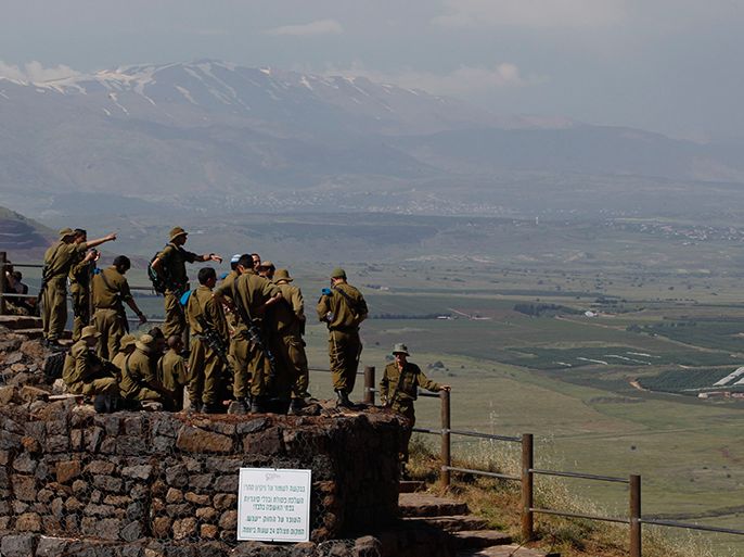 Israeli soldiers receive a briefing at an observation point on Mount Bental in the Israeli-occupied Golan Heights May 5, 2013.U.N. Secretary-General Ban Ki-moon on Sunday voiced alarm at reports Israel has struck targets inside Syria, but said the United Nations was unable to confirm whether any such attacks had taken place. REUTERS/Baz Ratner (POLITICS MILITARY)
