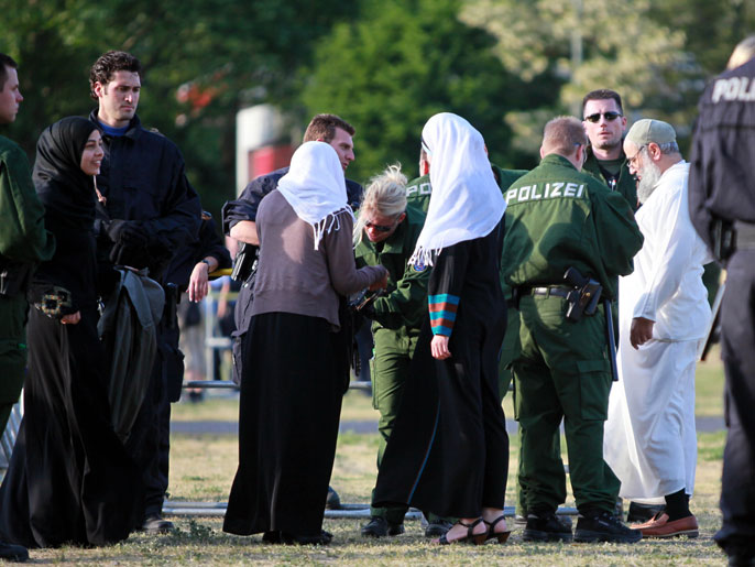 الأمن الألماني يدقق بهويات مواطنين مسلمين لدى حضورهم تظاهرة في فرانكفورت (الأوروبية- أرشيف)