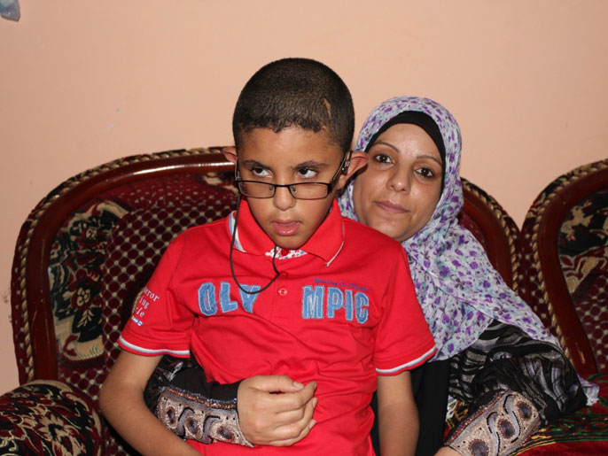 ‪أم خالد تتمنى أن تجد مكانا لرعاية ابنها خالد في غزة‬ (الجزيرة)
