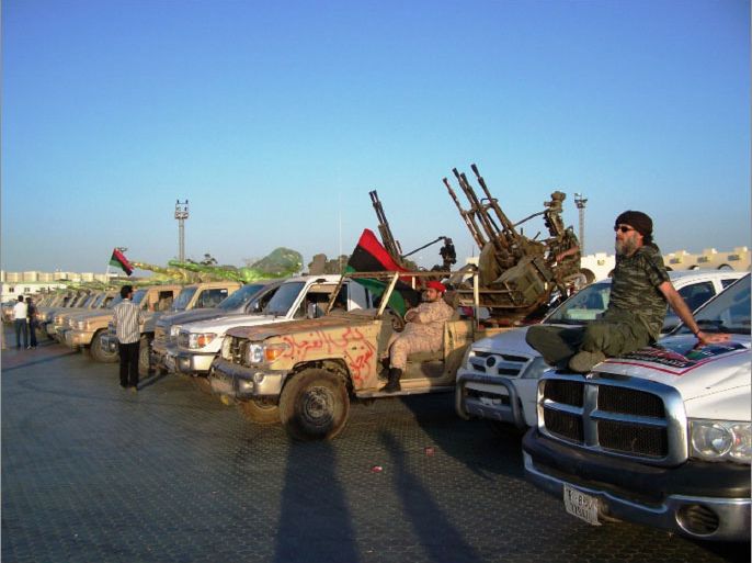 إحدى استعراضات كتائب الثوار في بنغازي،والتعليق عليها كالتالي: أزمة خانقة بداخل مؤسسة الجيش الليبي ( الجزيرة نت- أرشيف)