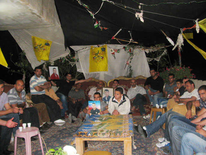 ‪خيمة اعتصام أمام منزل الأسير محمود أبو صالح‬ (الجزيرة)