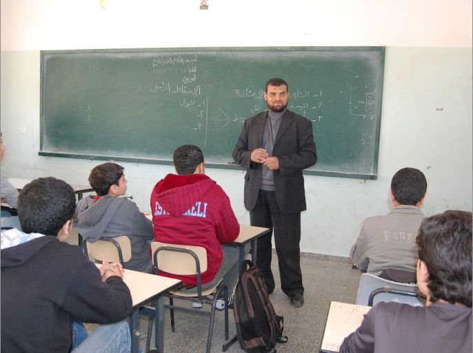 1- أحد أعضاء هيئة التوجيه السياسي والمعنوي في لقاء تثقيفي وتوعوي بمخاطر التخابر مع عدد من طلبة إحدى المدارس الثانوية في مدنية غزة .