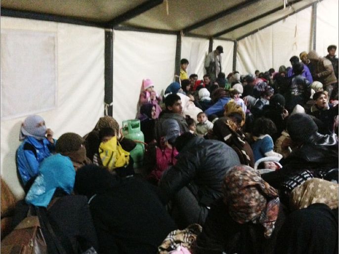 لاجئون في خيمة تابعة لاحد النقاط العسكرية الاردنية لحظة وصولهم للاردن - ارشيف.jpg