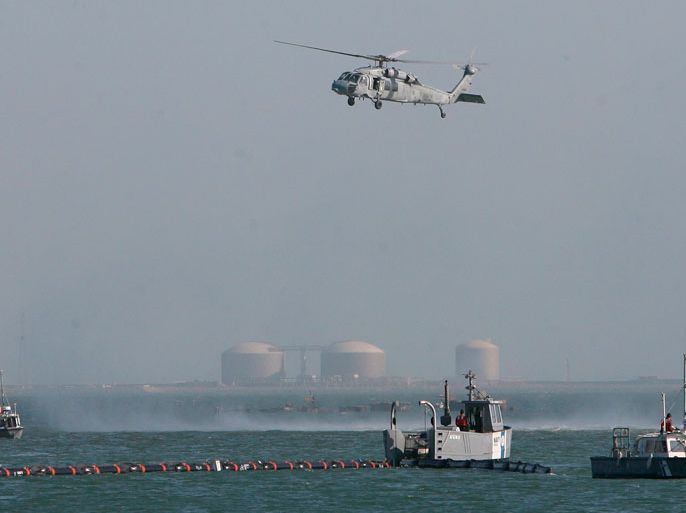epa01166120 US and coalition naval forces carry out an exercise to handle an oil spill from a damaged tanker at Mina Salman Port in Manama, Bahrain, 06 November 2007. The exercise is part of a week long crisis response exercise in the region, which began on 01 November 2007. EPA/MAZEN MAHDI