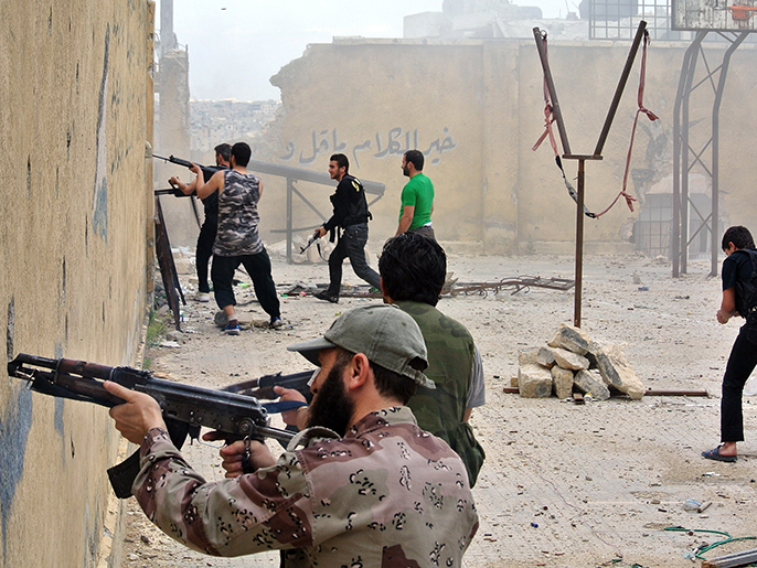 ‪مقاتلون من الجيش الحر يطلقون النار على عناصر النظام في حلب‬ (الفرنسية)