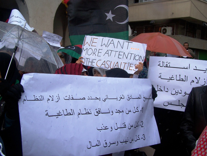 من مظاهرة سابقة تطالب بعزل أعوان القذافي (الجزيرة- أرشيف)