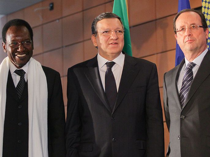 President Jose Manuel Barroso and French President Francois Hollande pose during an international donor conference for Mali, at the EU headquarters in Brussels, Belgium, 15 May 2013.