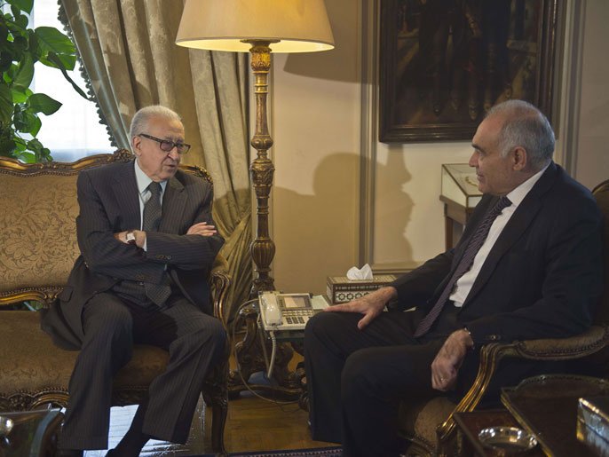 وزير الخارجية المصري التقى الأخضر الإبراهيمي أثناء زيارته للقاهرة (الفرنسية)