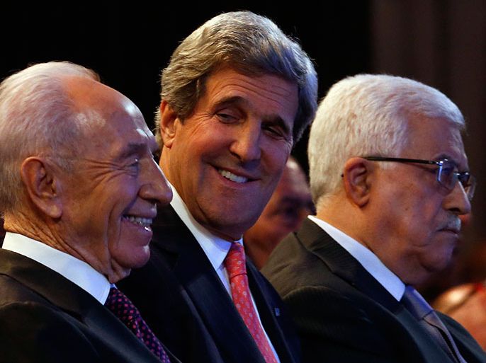 U.S. Secretary of State John Kerry (C) is joined by Israeli President Shimon Peres (L) and Palestinian President Mahmoud Abbas at the World Economic Forum on the Middle East and North Africa at the King Hussein Convention Centre, at the Dead Sea May 26, 2013. REUTERS/Jim Young (JORDAN - Tags: POLITICS BUSINESS)