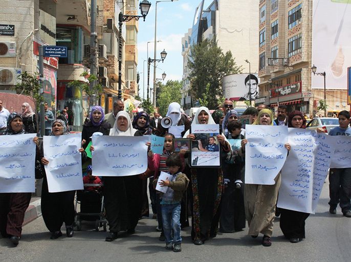 مسيرة واعتصام لأمهات وزوجات المعتقلين في سجون السلطة
