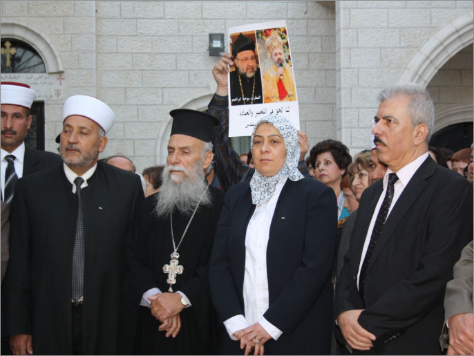 الوقفة شارك فيها ممثلون للمسلمين والمسيحيين من كافة الطوائف (الجزيرة نت)