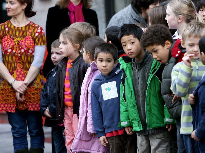 epa01162253 School children wait for a visit by Prince Charles and Camilla, Duchess of Cornwall in London, Britain, 1 November 2007. In some parts of London, children from ethnic minority families account for more than nine in 10 school places. Figures released in October 2007 show the government has been underestimating by a third the number of immigrants expected to come to Britain. EPA/ANDY RAIN