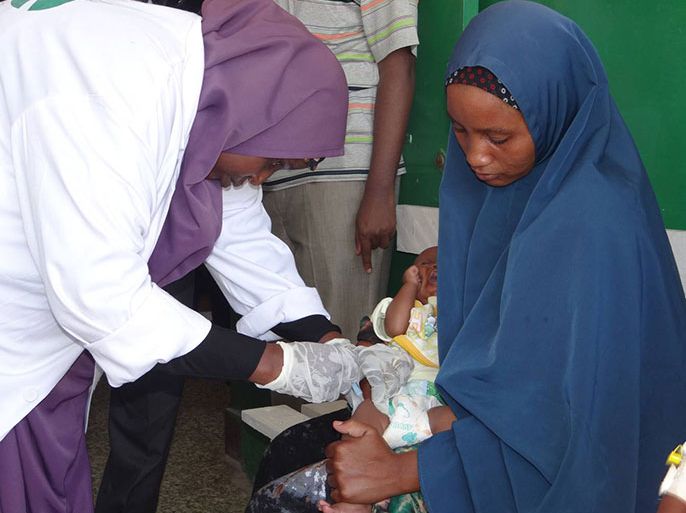 طفل يتم تطعيمه باللقاح الخماسي في مستشفى بنادر للأمومة والطفولة في مقديشو.
