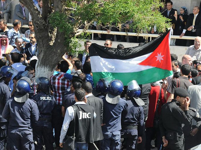 اردنيون يتظاهرون امام السفارة العراقية في عمان لليوم الثاني على التوالي